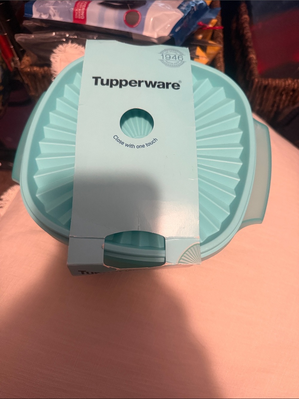Tupperware heritage Aqua One-Touch Serving Bowl with Lid